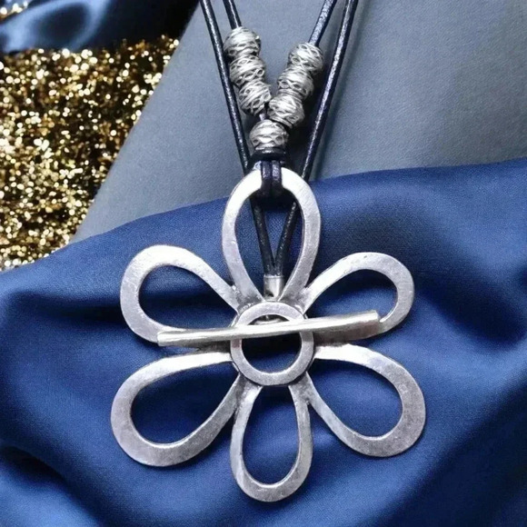 ποΈTurkish Handmade Flower Pendant Necklace Antique Silver Zamak & Leather πΈ - Picture 8 of 13